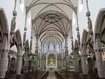 Ottersweier, Mittelschiff und Alt�re der neugotischen St. Johannes Kirche (01.09.2014)