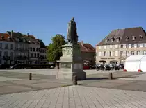 Phalsbourg, Place de Armes mit Denkmal f�r Comte de Lebau (03.10.2014)