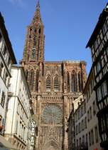 Straburg, Westfassade der Liebfrauenmnster, erbaut von 1176 bis 1439 aus rosa Vogesensandstein, 142 Meter hoher Nordturm (03.10.2014)