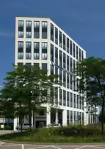 Freiburg, das UniVersaHaus, ein 2002-03 erbautes B�rohaus im Stadtteil St.Georgen, Juli 2014