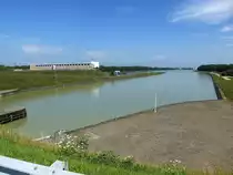 Rheinau(Rhinau)/Elsa�, Blick von der Rheinschleuse auf das Wasserkraftwerk, Aug.2014