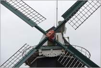 Flgelkreuz und Kappe der Peldemhle in Esens. In einer Peldemhle wird Gerste zu Graupen geschlt. 18.10.2014