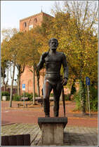 Marienhafe. Das Strtebeker-Denkmal mit der St.-Marien-Kirche im Hintergrund. Zu Strtebekers Lebzeiten war Marienhafe noch Hafenort. Der Kirchturm soll Strtebeker von 1396 bis 1400 bei seinen Aufenthalten in Marienhafe als Wohnung gedient haben. 18.10.2014