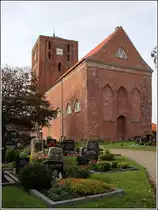 Marienhafe. Die St.-Marien-Kirche geht vermutlich auf das 13. Jahrhundert zur�ck. Eine Holzkirche soll schon um 800 hier gestanden haben. Ende des 14. Jahrhunderts soll der Kirchturm Klaus St�rtebeker als Wohnung gedient haben. Deswegen tr�gt der Kirchturm heute auch den Namen St�rtebekerturm. Im Jahre 1829 wurde der m�chtige Bauk�rper zu gro�en Teilen abgebrochen. Der Chor, das Querschiff samt Vierung, die beiden Seitenschiffe wurden abgebrochen, die H�he der Seitenmauer wurde reduziert und der Kirchturm um zwei Geschosse verkleinert. 18.10.2014