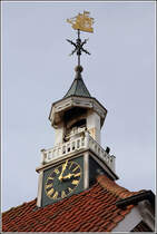 Greetsiel. Dachreiter mit Glocke und Uhr auf der Kirche von Greetsiel. 18.10.2014