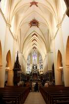 Remiremont, Abteikirche St. Pierre, Langschiff mit prchtigem Hochaltar aus schwarzem Marmor und weien Kalkstein (05.10.2014)