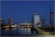 Bremerhaven. Der Neue Hafen mit Columbus Center, Klimahaus und Sail City Hochhaus zur blauen Stunde. 23.05.2012