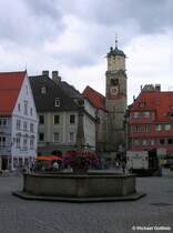 Brunnen auf dem Marktplatz mit dem Turm der St.-Martins-Kirche in Memmingen (Bayern - Sommer 2009)