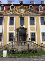 Details am Dachgiebel ber dem Eingangsportal - Schloss Seulitz (Gemeinde Nnchritz in Sachsen, Oktober 2008)