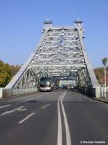 Das  Blaue Wunder  verbindet die Dresdener Stadtteile Lochwitz und Blasewitz ber die Elbe hinweg (Oktober 2008)
