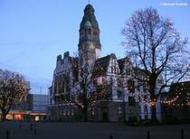 Blaue Stunde mit dem alten Rathaus von 1910 mit Weihnachtsbeleuchtung in Gladbeck (NRW, Dezember 2008)