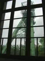 Das Stahlger�st der F�rdert�rme hinter der Maschinenhalle der ehem. Schachtanlage Zweckel wurde erhalten (Gladbeck, Ruhrgebiet, NRW, Mai 2010)