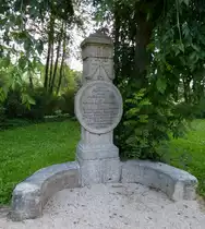 Bad Alexandersbad, Gedenkstein an die 1734 entdeckte Heilquelle, Aug.2014