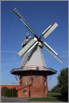 Die Windmhle in Blender (Samtgemeinde Thedinghausen). Dieser Galeriehollnder wurde 1872 errichtet, nachdem der Vorgngerbau - eine Bockwindmhle - 1870 von einem Feuer vernichtet worden war. Die Mhle ist seit 2014 nach einer mehrjhrigen Restaurierung wieder voll funktionsfhig. 01.11.2014