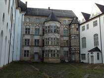 Innenhof von Schloss Gottorf mit Treppenturm und polygonalem Standerker (rekonstruiert) am Westflgel; 01.11.2014
