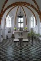 Alttarraum mit Taufstein in der ev. Dorfkirche von Gro� Zicker (Gemeinde Gager / M�nchgut, R�gen - Mai 2011)