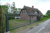 Reetdach gedecktes Haus hinter Alt-Reddwitz auf der Reddevitzer Hft - Mnchgut, Rgen, Mai 2011