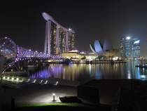 Am 6.1.2014 kamen wir erneut in Marina Bay vorbei um andere Teile des Viertels zu erkunden.
Zu sehen von links nach rechts die Helix Bridge, das Marina Bay Sands Hotel, die Lotosblte welche das Art Sience Museum beherbergt und 4 Hochhuser aus dem Financial District von Singapur.