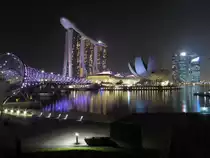 Am 6.1.2014 kamen wir erneut in Marina Bay vorbei um andere Teile des Viertels zu erkunden.
Zu sehen von links nach rechts die Helix Bridge, das Marina Bay Sands Hotel, die Lotosbl�te welche das Art Sience Museum beherbergt und 4 Hochh�user aus dem Financial District von Singapur.