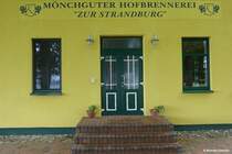 Eingang zur Mnchguter Hofbrennerei  & Gaststtte  Zur Strandburg  hinter Alt-Reddwitz auf der Reddevitzer Hft - Mnchgut, Rgen, Mai 2011