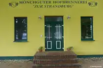 Eingang zur M�nchguter Hofbrennerei  & Gastst�tte  Zur Strandburg  hinter Alt-Reddwitz auf der Reddevitzer H�ft - M�nchgut, R�gen, Mai 2011