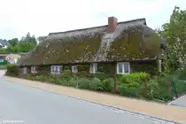 Reetdach gedecktes Haus in G�hren (M�nchgut, R�gen, Mai 2011)