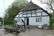 Dieses Reetdach gedecktes Haus in G�hren ist das Heimatmuseum (M�nchgut, R�gen, Mai 2011)