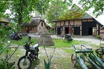 Neben dem Kstenmotorschiff Luise und dem Heimatmuseum gehrt auch dieser Musumshof zu den Freilichtmuseeen von Ghren (Mnchgut, Rgen, Mai 2011)