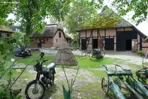 Neben dem K�stenmotorschiff Luise und dem Heimatmuseum geh�rt auch dieser Musumshof zu den Freilichtmuseeen von G�hren (M�nchgut, R�gen, Mai 2011)