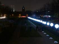 Lichtgrenze am Rosengarten und Engelbecken. Tausende Berliner und Besucher schauten sich diese Attraktion an. 7.11.2014