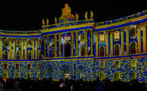 Das Gebude der Juristischen Fakultt der Humboldt-Universitt zu Berlin am Bebelplatz wurde anlsslich des  <a href= http://festival-of-lights.de/ >Festival of Lights</a> / <a href= http://berlin-leuchtet.com/ >Berlin leutet</a>  spektakulr illuminiert. Man erkennt kaum, welche der sichtbaren Elemente Teile der tatschlichen Architektur und welche lediglich Projektionen sind. (18.10.2014)