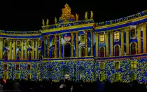 Das Geb�ude der Juristischen Fakult�t der Humboldt-Universit�t zu Berlin am Bebelplatz wurde anl�sslich des  <a href= http://festival-of-lights.de/ >Festival of Lights</a> / <a href= http://berlin-leuchtet.com/ >Berlin leutet</a>  spektakul�r illuminiert. Man erkennt kaum, welche der sichtbaren Elemente Teile der tats�chlichen Architektur und welche lediglich Projektionen sind. (18.10.2014)