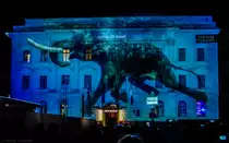 Kollektive Laut�u�erungen der Bewunderung gingen durch die Menschenmenge, als die Fassade des  Hotel de Rome  in Berlin am Bebelplatz unter anderem mit diesem schwimmenden Elefanten anl�sslich des  <a href= http://festival-of-lights.de/ >Festival of Lights</a> / <a href= http://berlin-leuchtet.com/ >Berlin leutet</a>  illuminiert wurde. (18.10.2014)