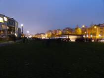 Wo einst die Mauer stand, sind es nun mancherorts Townhouses. So eine Lage ldt zum Trumen ein - innerstdtisch, eine riesige Freiflche (ehemaliger Mauerstreifen) direkt vor dem Fenster ... 9. November 2014, an der Bernauer Strae