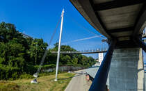 In Sassnitz fhrt diese imposante Fugnger-Hngebrcke mit einer Lnge von 274 Metern seit 2007 vom Stadtzentrum zum alten Hafengelnde, das sich inzwischen zu einem touristischen Schwerpunkt entwickelt hat. (26.07.2014)