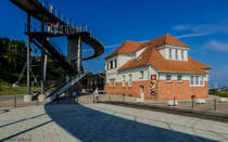 Eines der Gebude des alten Sassnitzer Hafenbahnhofs wird heute gastronomisch genutzt. Vom Stadtzentrum erreicht man nach dem Rckbau der frheren Autobrcke seit 2007 ber die 274 Meter Fugnger-Hngebrcke das alte Hafen-Bahnhofsgelnde. Ab dem Jahr 2000 wurde das Gelnde im Rahmen stdtebaulicher Sanierungsmanahmen fr touristische Nutzung umgestaltet. (26.07.2014)