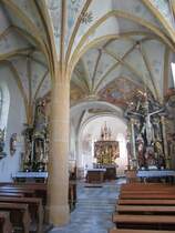 Irschen, Innenraum der Pfarrkirche St. Dionysius, sptgotischer Hochaltar von 1515, 
Marienaltar links von 1760, Kreuzaltar rechts von 1730, Sternrippengewlbe im Langschiff (19.09.2014)