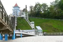 Blick neben dem Aufgang von der Seebr�cke Sellin hinauf auf das Haus der Wilhelmstra�e, dorthin geht es auch mit dem Schr�gaufzug (M�nchgut, R�gen, Mai 2011)