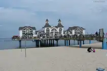 Die Seebr�cke von Sellin vom Strand aus (M�nchgut, R�gen, Mai 2011)