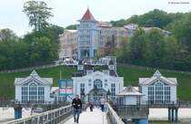 Auf der Seebrcke von Sellin und eines der renovierten Huser an der Wilhelmstrae (Mnchgut, Rgen, Mai 2011)