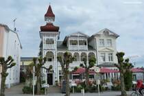 Restaurant als eines der Huser der Bderarchitektur auf der Wilhelmstrae von Sellin (Mnchgut, Rgen, Mai 2011)