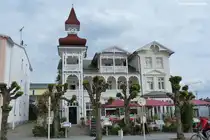 Restaurant als eines der H�user der B�derarchitektur auf der Wilhelmstra�e von Sellin (M�nchgut, R�gen, Mai 2011)