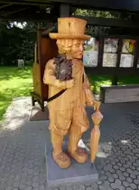 Sch�nwald im Schwarzwald, der mannsgro�e Kuckucksuhrenverk�ufer aus Schwarzwaldtanne steht im Ortszentrum zum Andenken an die Erfindung der Kuckucksuhr, Aug.2014