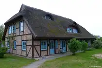 Reetdach gedecktes Haus in Baabe (M�nchgut, R�gen, Mai 2011)