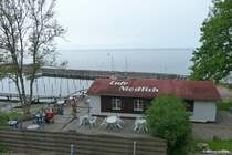 Caf Niedlich oberhalb des kleinen Hafens von Lohme (Rgen, Mai 2011)