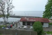 Caf� Niedlich oberhalb des kleinen Hafens von Lohme (R�gen, Mai 2011)