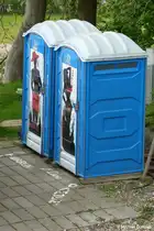 Die etwas anderen Toilettenh�uschen - gesehen in der N�he des Hafens von Lohme (R�gen, Mai 2011)