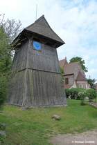 Hlzener Kirchturm (Glockenstuhl) aus dem 17. Jahrhundert steht freistehend neben der Kirche von Altenkirchen (Wittow, Rgen - Mai 2011)