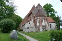 Die ev. Kirche von Altenkirchen ist eines der �ltesten Kirchengeb�ude auf R�gen (lt. Wikipedia), hier die R�ckansicht von der Hauptstra�e her, wenn man durch den Torbogen eintritt (R�gen, Mai 2011)