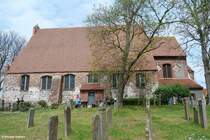 Die Lngsseite von Sden her gesehen - ev. Kirche von Altenkirchen mit alten Grabsteinen umgeben (Wittow, Rgen, Mai 2011)